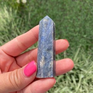 Blue kyanite point